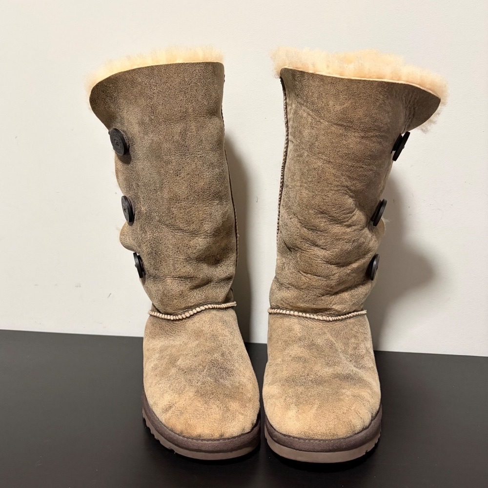UGG Australia Bailey Button Triplet Boots Bomber Sand 3049 Womens 10 Tall Boots